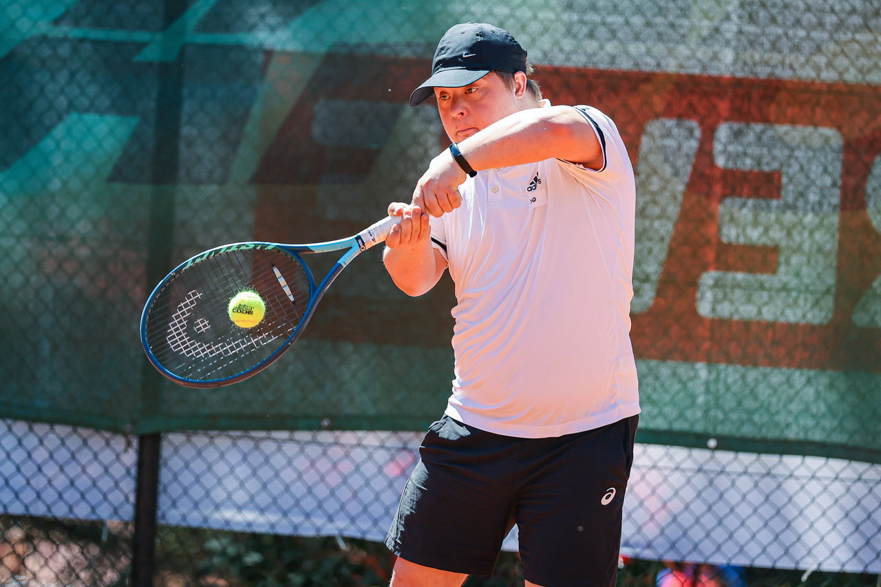 Timo Hampel (Special Olympics Deutschland) beim Tennis