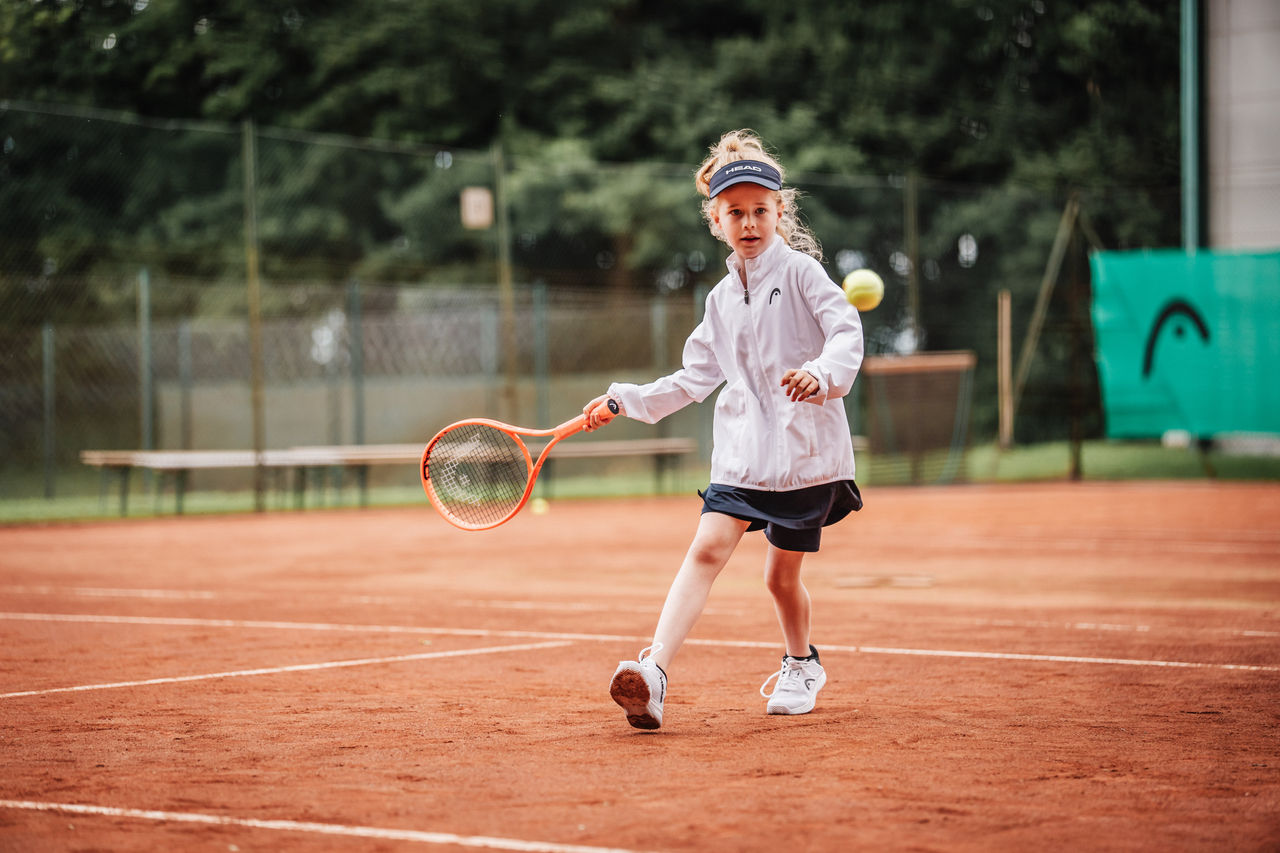 Mädchen spielt Tennis