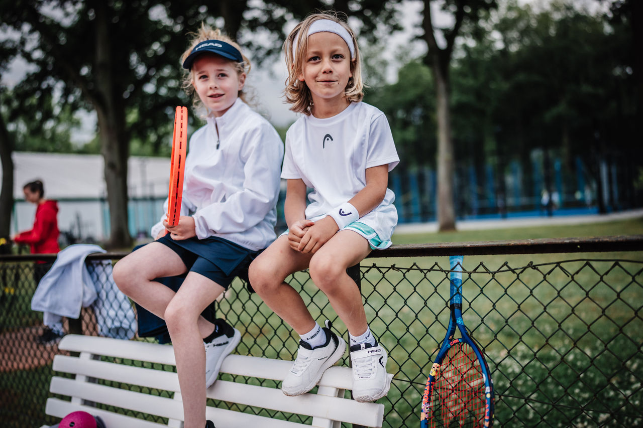 Kinder machen Pause im Schatten