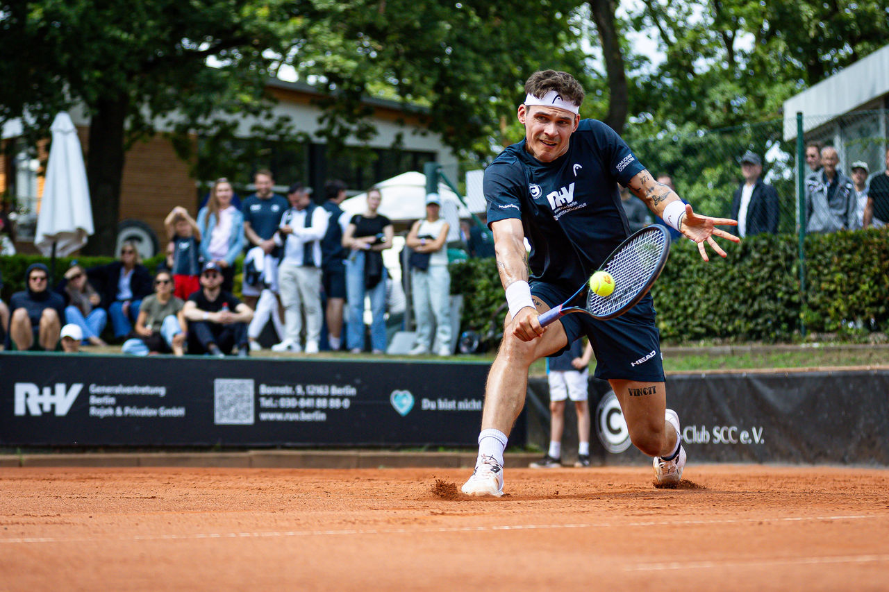 Daniel Masur (TC SCC Berlin) am 1. Spieltag 2026, schlägt den Ball