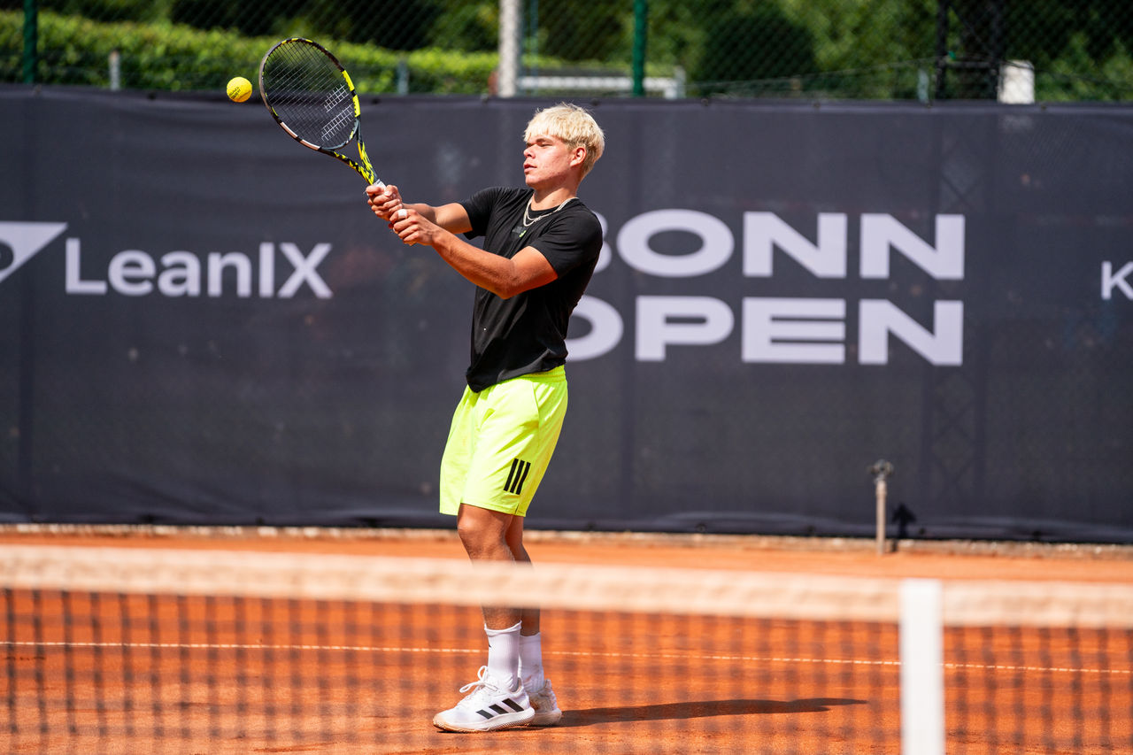 Diego Dedura schlägt den Ball bei den Bonn Open 2025