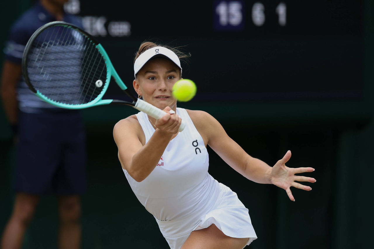 Julia Stusek auf dem Platz bei den Wimbledon Junior Championships im Jahr 2024