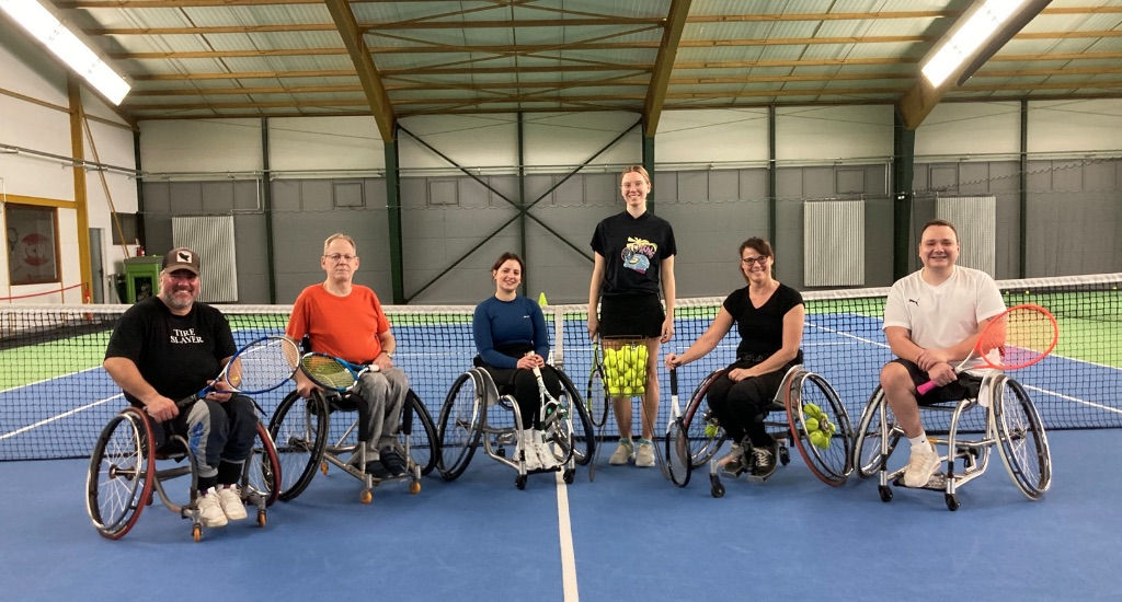 2025 Vereinsprojekt TC RW Wiesloch Rollstuhltennisspieler auf dem Platz