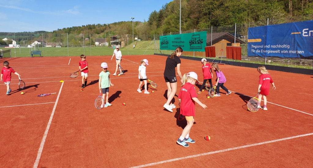 2025 Vereinsprojekt TSV Dittwar Kinder auf dem Tennisplatz mit Schläger und Ball