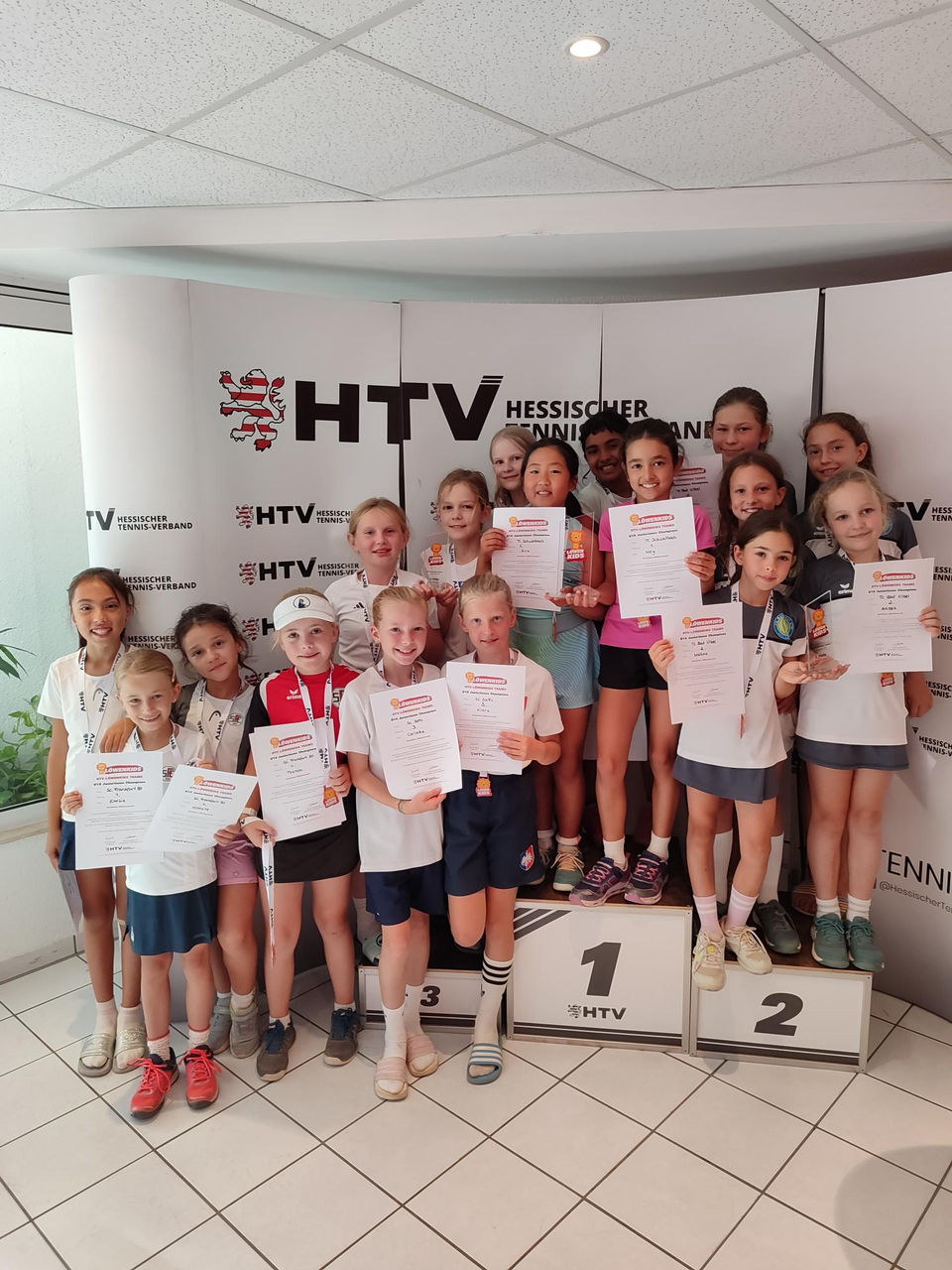Große Siegerehrung der U10-Juniorinnen beim HTV-Löwenkids Teams Finale