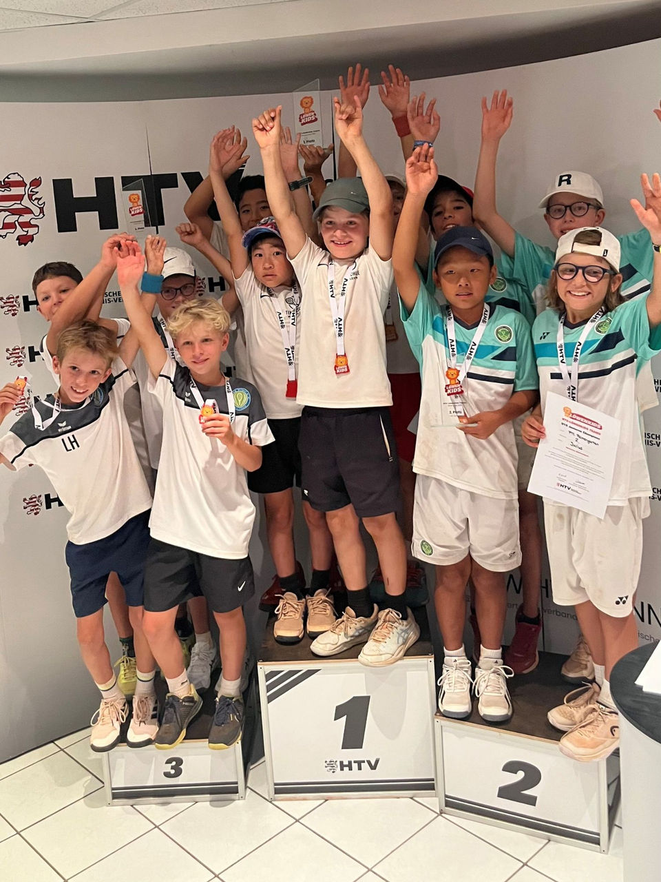 Großer Jubel bei der Siegerehrung U10-Junioren beim HTV-Löwenkids Teams Finale