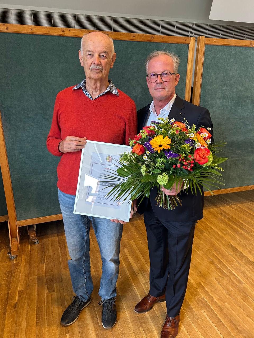 Dr. Friedrich Greve (l.) wurde als neues Ehrenmitglied des TVSH gewählt