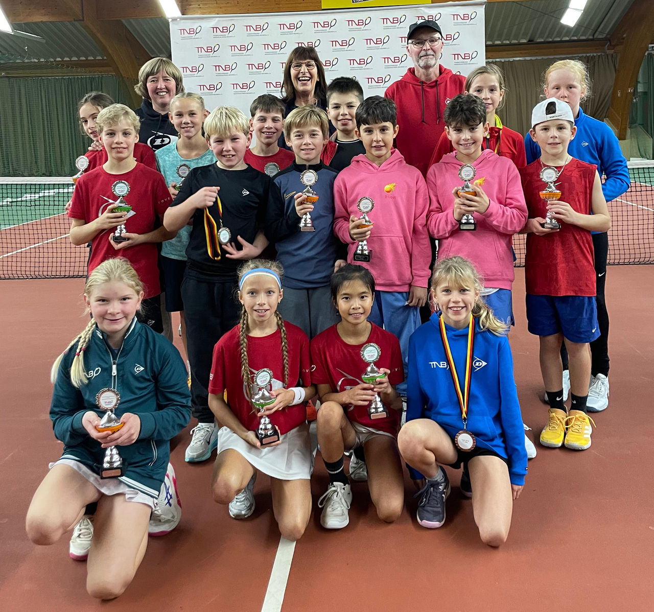Die erfolgreichen TNB-Teams mit Leonie Friedrich (vorne links) und Tina Nguyen (zweite vorne von rechts).