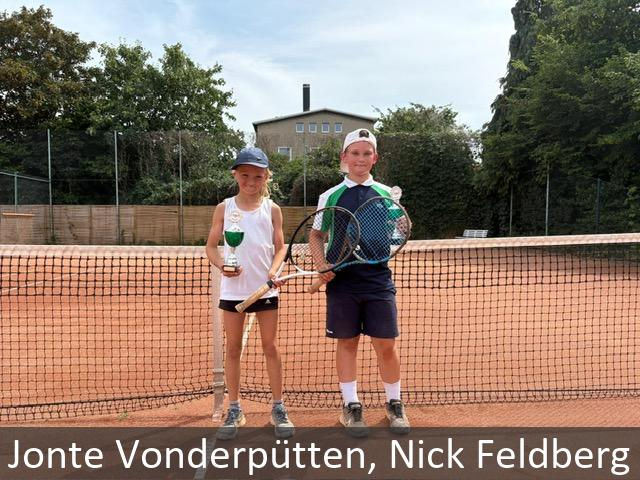 Jonte van der Pütten (links) war der Sieger im U12-Finale gegen Nick Feldberg. Foto: Tennis-Region Harz-Heide
