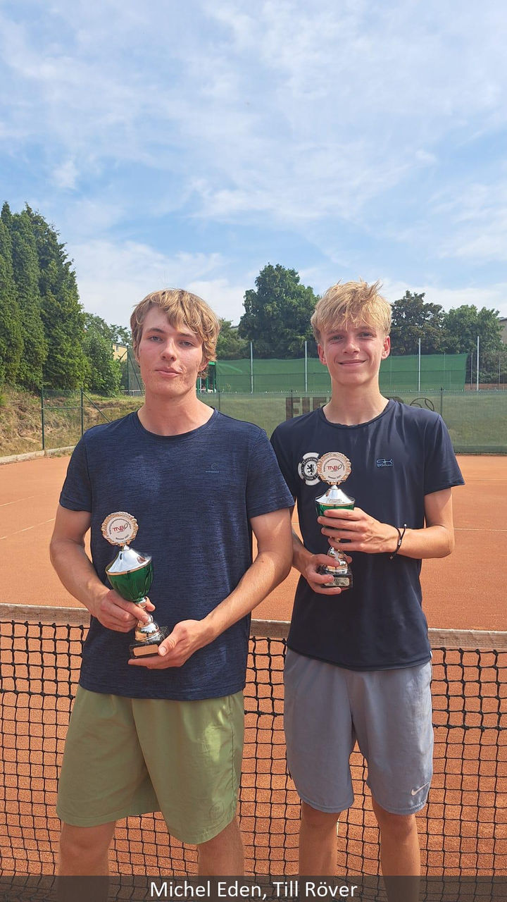 Michel Eden (links) gewann das U16-Finale gegen Till Röver. Foto: Tennis-Region Harz-Heide 