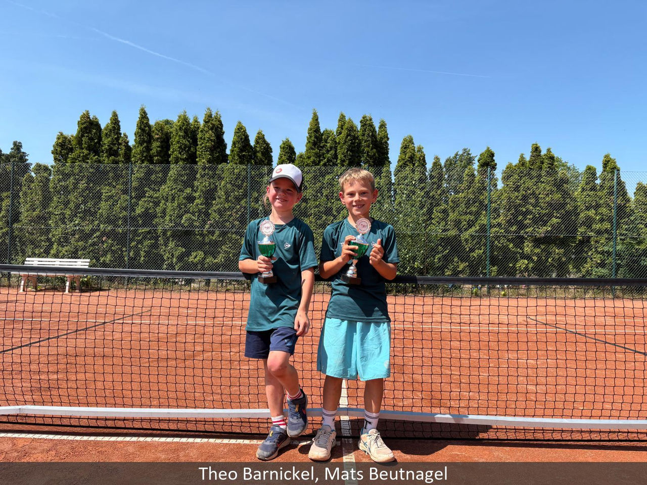 Theo Barnickel (links) gewann das U8-Finale gegen Mats Beutnagel. Foto: Tennis-Region 