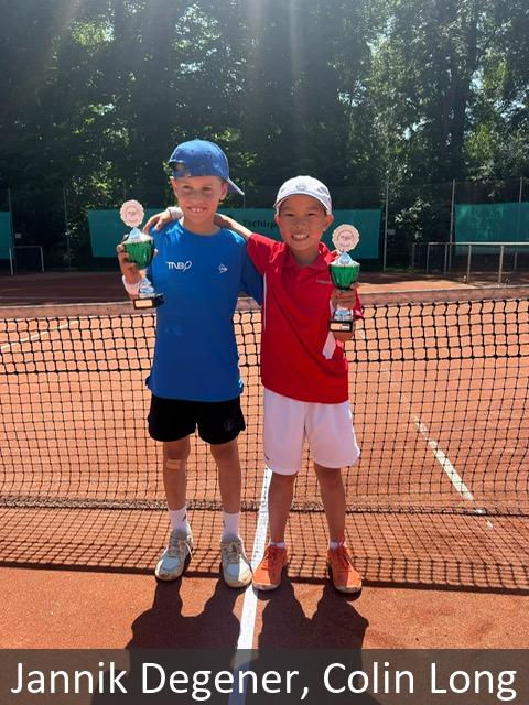 Jannik Mximilian Degener (links) besiegte im Endspiel den topgesetzetn Colin Long )Braunschweiger THC). Foto: Tennis-Region Harz-Heide