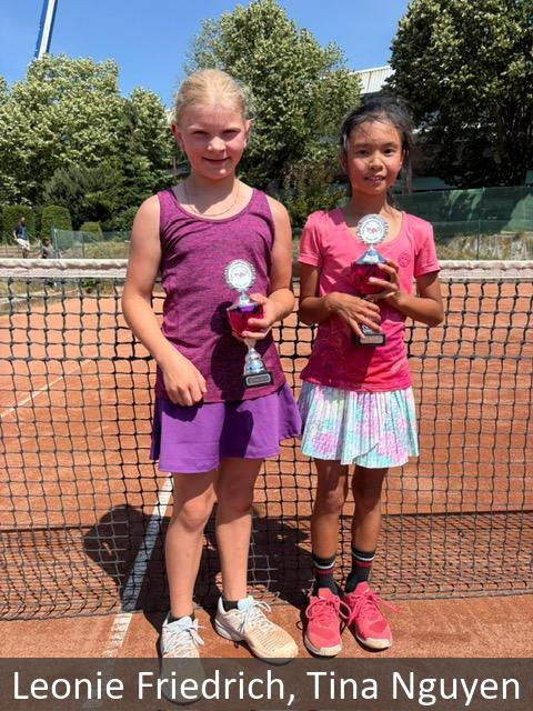 Tina Nguyen (rechts) gewann das U10-Endspiel gegen Leonie Friedrich. Foto: Tennis-Region Harz-Heide