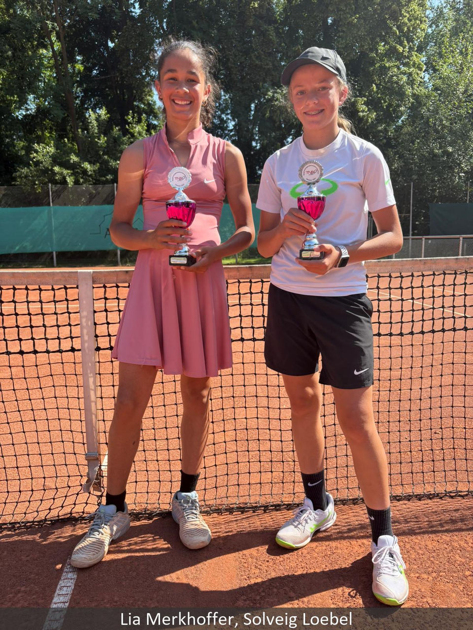 Lia Merkhoffer (links) gewann U14-Endspiel gegen Solveig Löbel. Foto: Tennis-Region Harz-Heide