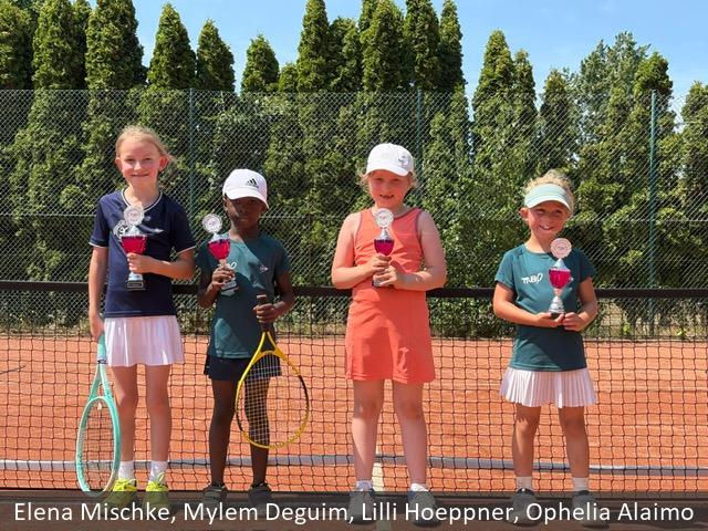 Die Siegerehrung der U8-Konkurrenz: Ellena Mischke (von links),  Mylem Deguim, Lilli Höppner und Ophelia Alaimo. Foto: Tennis-Region Harz-Heide
