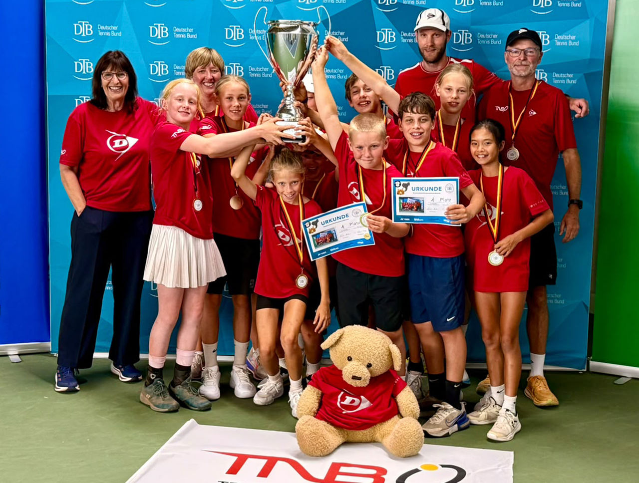 Das erfolgreiche TNB-Team mit Finn Godau und Tina Nguyen sowie Trainer- und Betreuer-Team.
