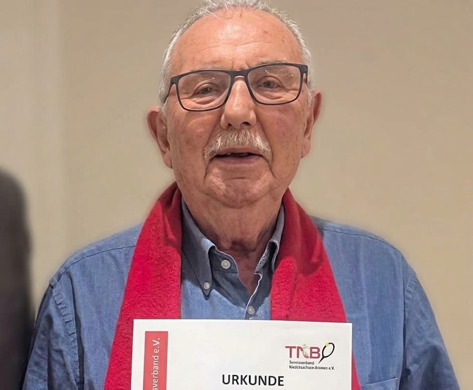 Werner Kison bei der Überreichung der goldenen Ehrennadel des TNB 2025