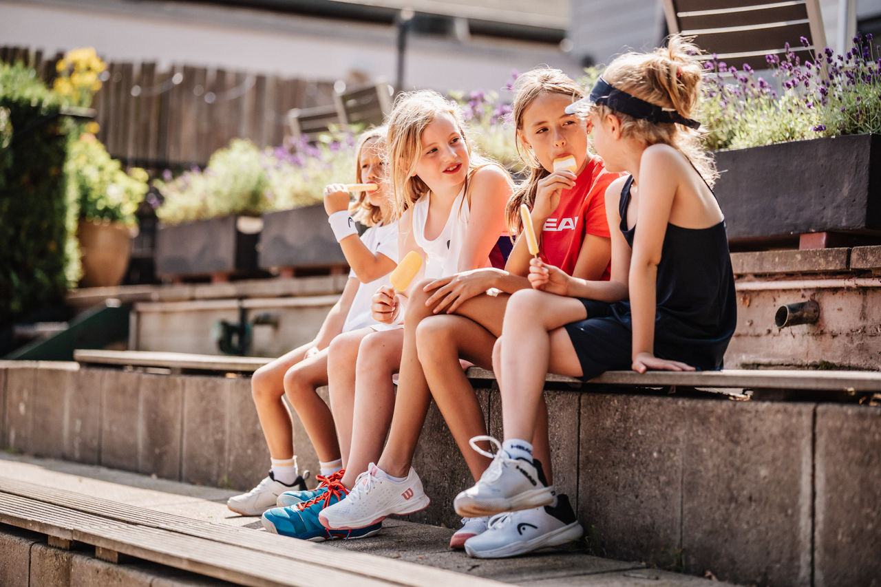 Kinder in der Sonne mit Eis