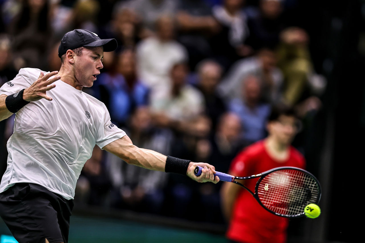 Dominik Koepfer schlägt im Davis Cup-Match eine Vorhand
