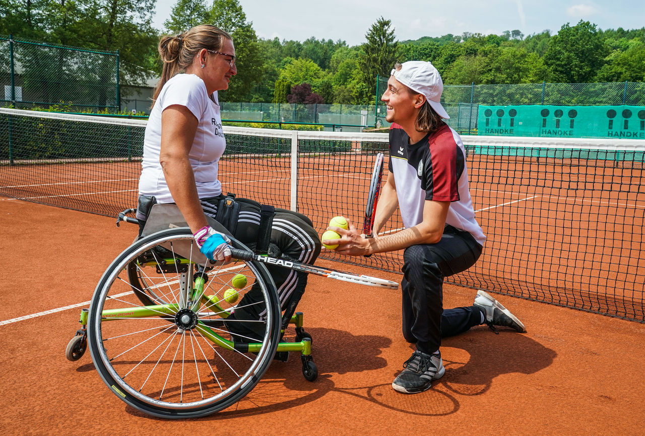 Präsentation Rollstuhltennis des TVN am 23.5. 2019 auf der ETUF Sportanlage an der Freiherr-vom-Stein-Straße 204A. Auf dem Foto: Bianca Osterer (Rollstuhltennisspielerin) mit Trainer Niklas Höfken
Michael Gohl / FUNKE Foto Services