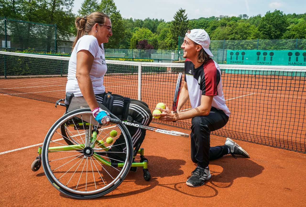 Präsentation Rollstuhltennis des TVN am 23.5. 2019 auf der ETUF Sportanlage an der Freiherr-vom-Stein-Straße 204A. Auf dem Foto: Bianca Osterer (Rollstuhltennisspielerin) mit Trainer Niklas HöfkenMichael Gohl / FUNKE Foto Services