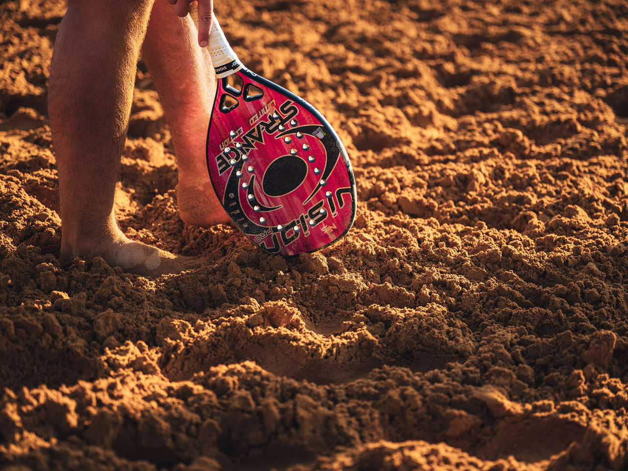 Beach Tennis Schläger im Sand