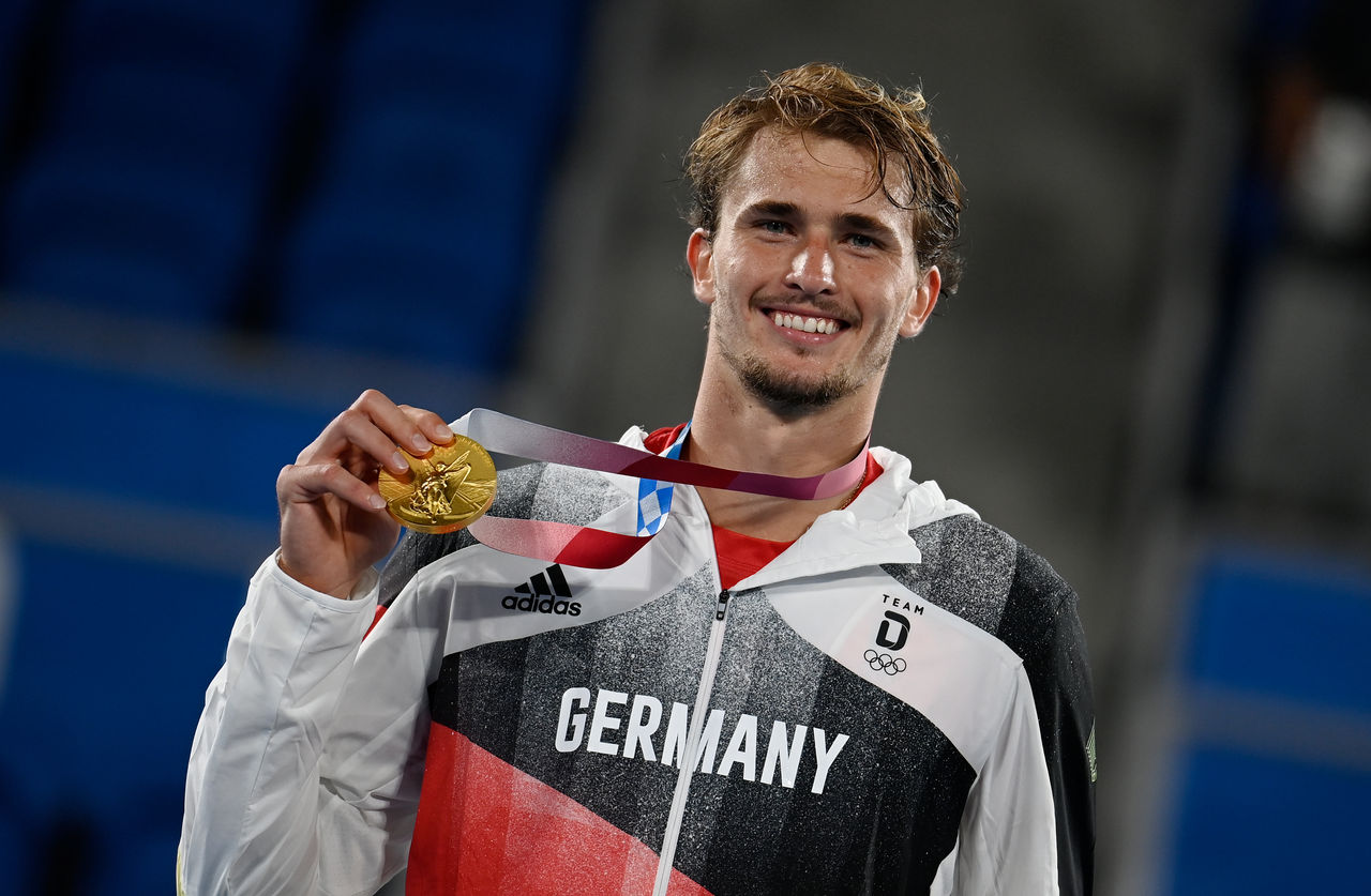 Olympiasieger Alexander Zverev zeigt seine Goldmedaille bei der Siegerehrung. Fotograf Paul Zimmer