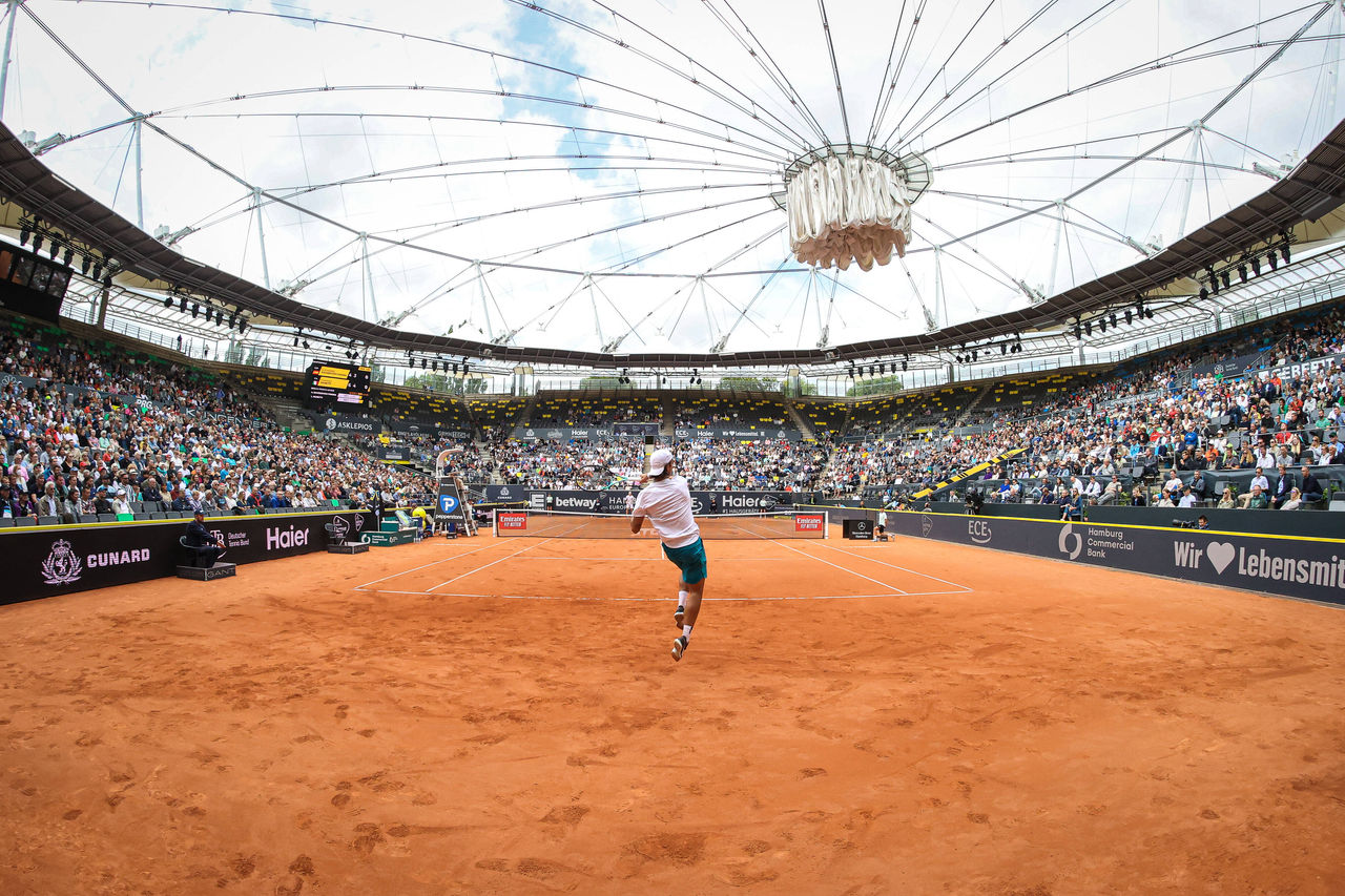 Blick auf den Center Court beim Match Alejandro DAVIDOVICH FOKINA ESP vs. Lorenzo MUSETTI ITA - Lorenzo MUSETTI ITA im Vordergrund, HAMBURG EUROPEAN OPEN - WTA250 - ATP500, Hamburg, Tennisstadion am Rothenbaum, 22.07.2022, *** View of the center court during the match Alejandro DAVIDOVICH FOKINA ESP vs Lorenzo MUSETTI ITA Lorenzo MUSETTI ITA in the foreground, HAMBURG EUROPEAN OPEN WTA250 ATP500, Hamburg, Tennisstadion am Rothenbaum, 22 07 2022, Copyright: xClaudioxGärtnerx 