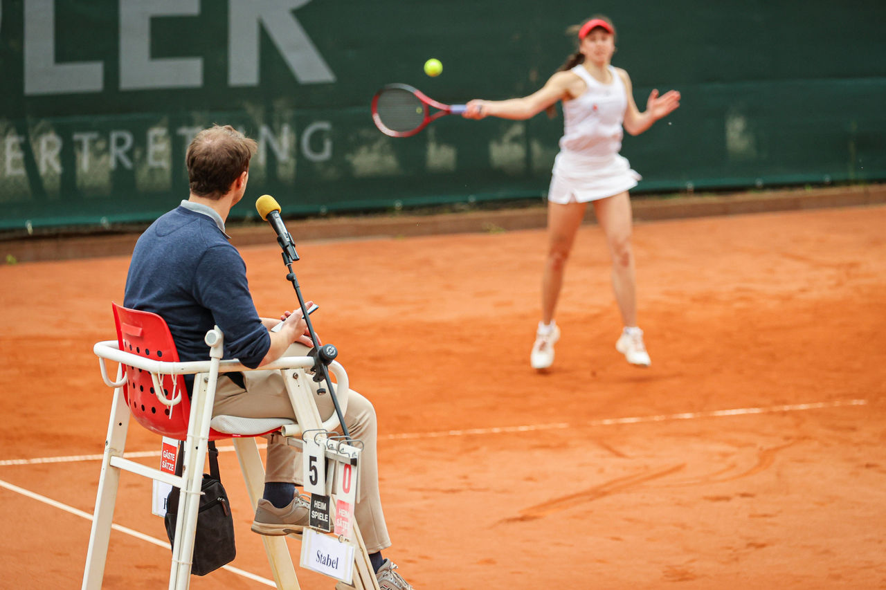 Stuhlschiedsrichter in Aktion - im Hintergrund Stabel, Anica GER LTTC Rot-WeiÃ  , 2. Bundesliga Nord 2023 Damen - LTTC Rot-WeiÃ  vs. GroÃ flottbeker THGC, Berlin, LTTC Rot-WeiÃ  , 14.05.2023, *** Chair umpire in action in the background Stabel, Anica GER LTTC Rot WeiÃ  , 2 Bundesliga Nord 2023 Damen LTTC Rot WeiÃ  vs GroÃ flottbeker THGC, Berlin, LTTC Rot WeiÃ  , 14 05 2023, Copyright: xClaudioxGÃ¤rtnerx