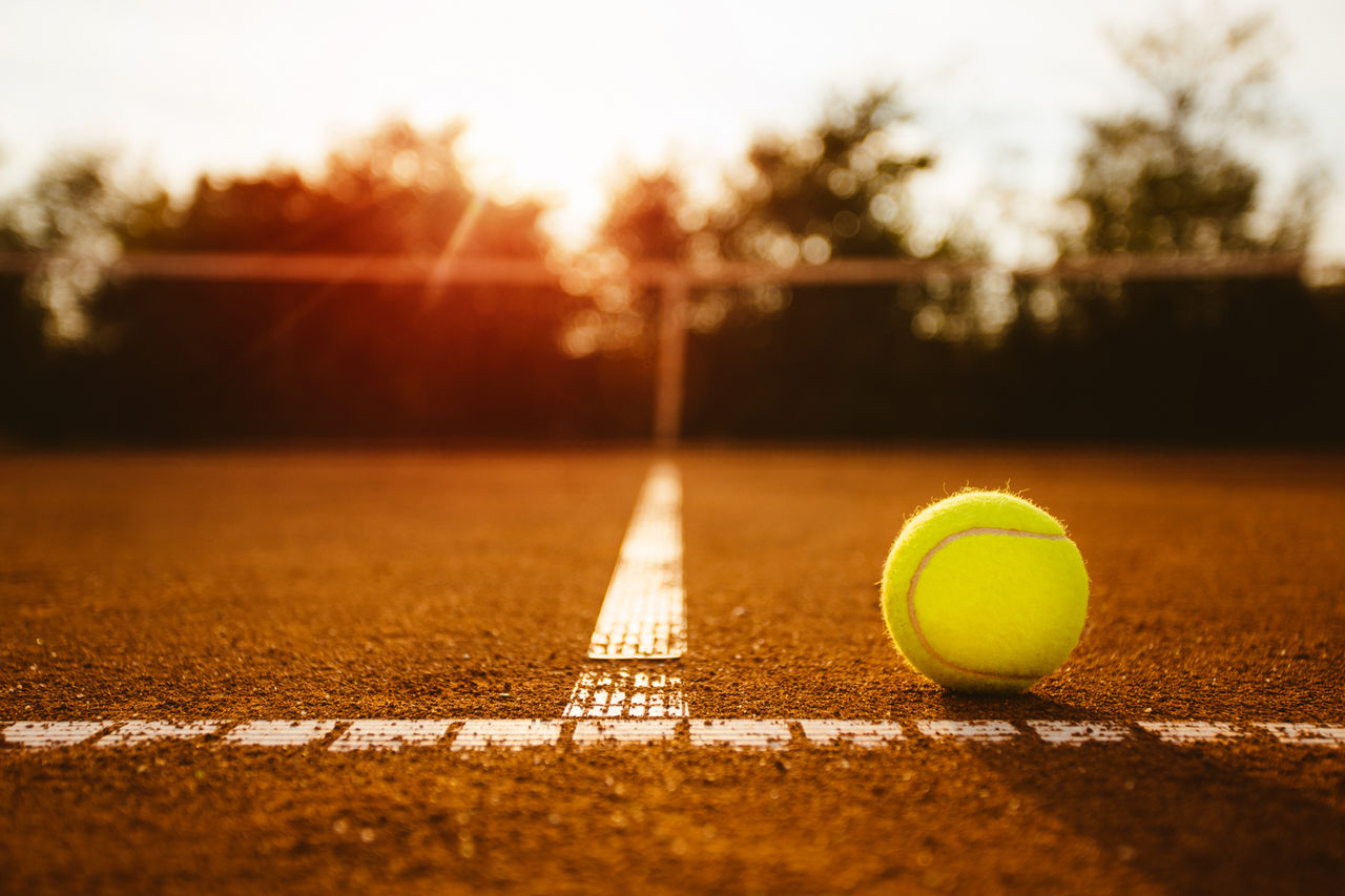 Tennisball auf Tennisplatz