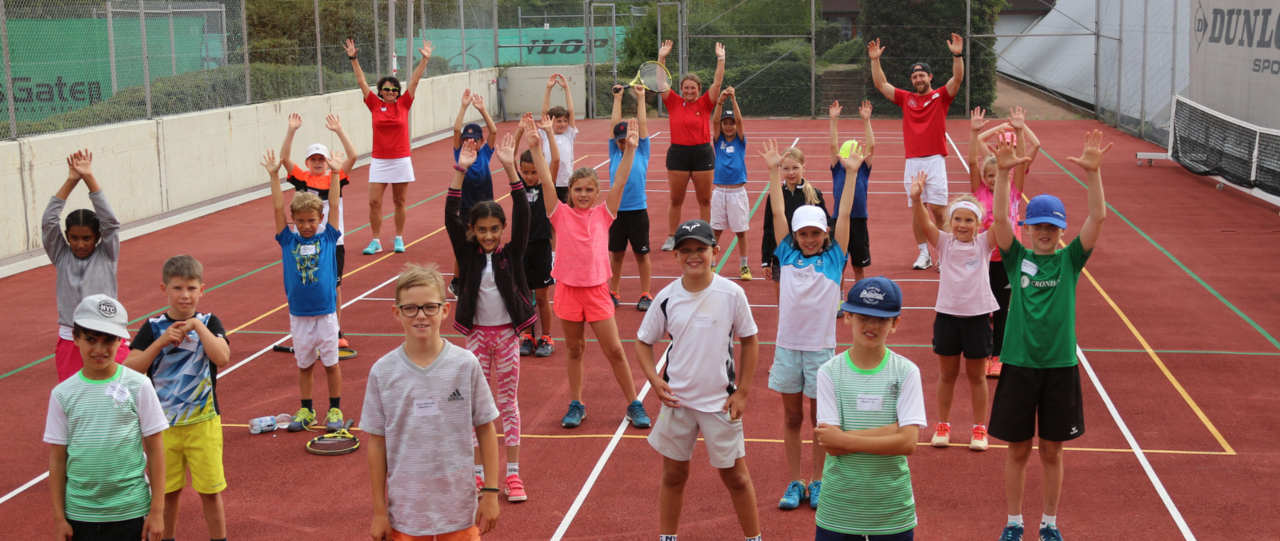 Gruppe von Kindern, die alle jubeln