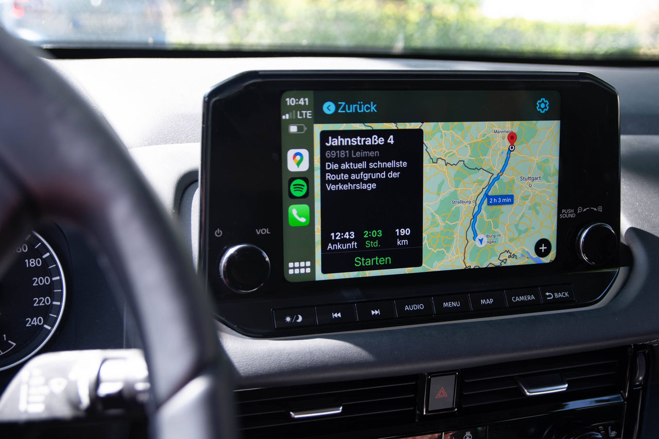 Navi im Auto mit Route nach Leimen