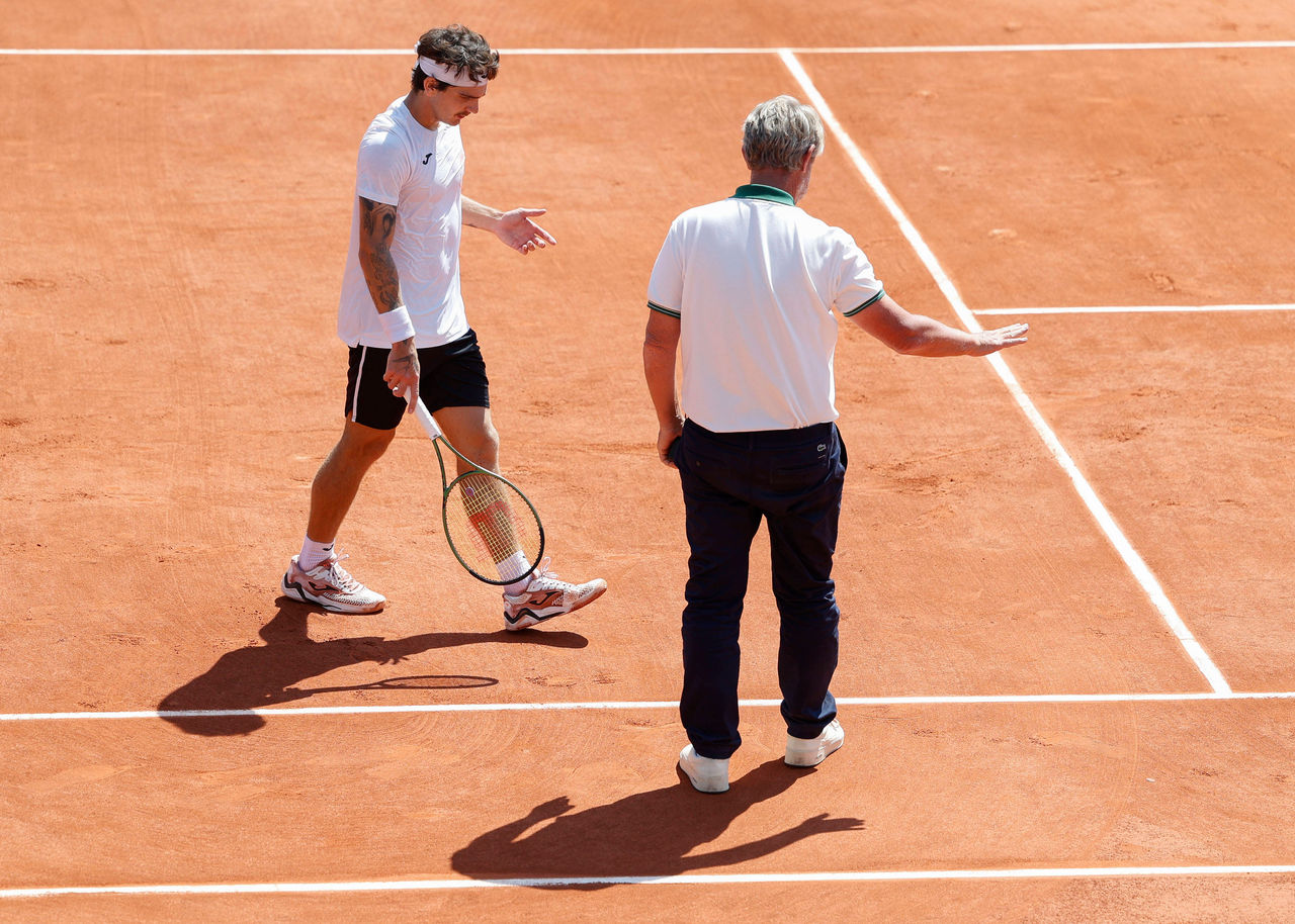 Thiago Seyboth Wild spricht mit Stuhlschiedsrichter John Blom der den Ball gut gibt,Handzeichen, *** Thiago Seyboth Wild talks to chair referee John Blom who gives the ball well,hand signal, Copyright: xJuergenxHasenkopfx