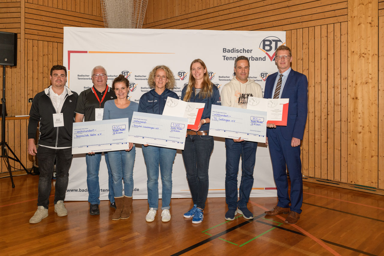 Vereinsvertreter:innen erhalten Schecks und Urkunde überreicht