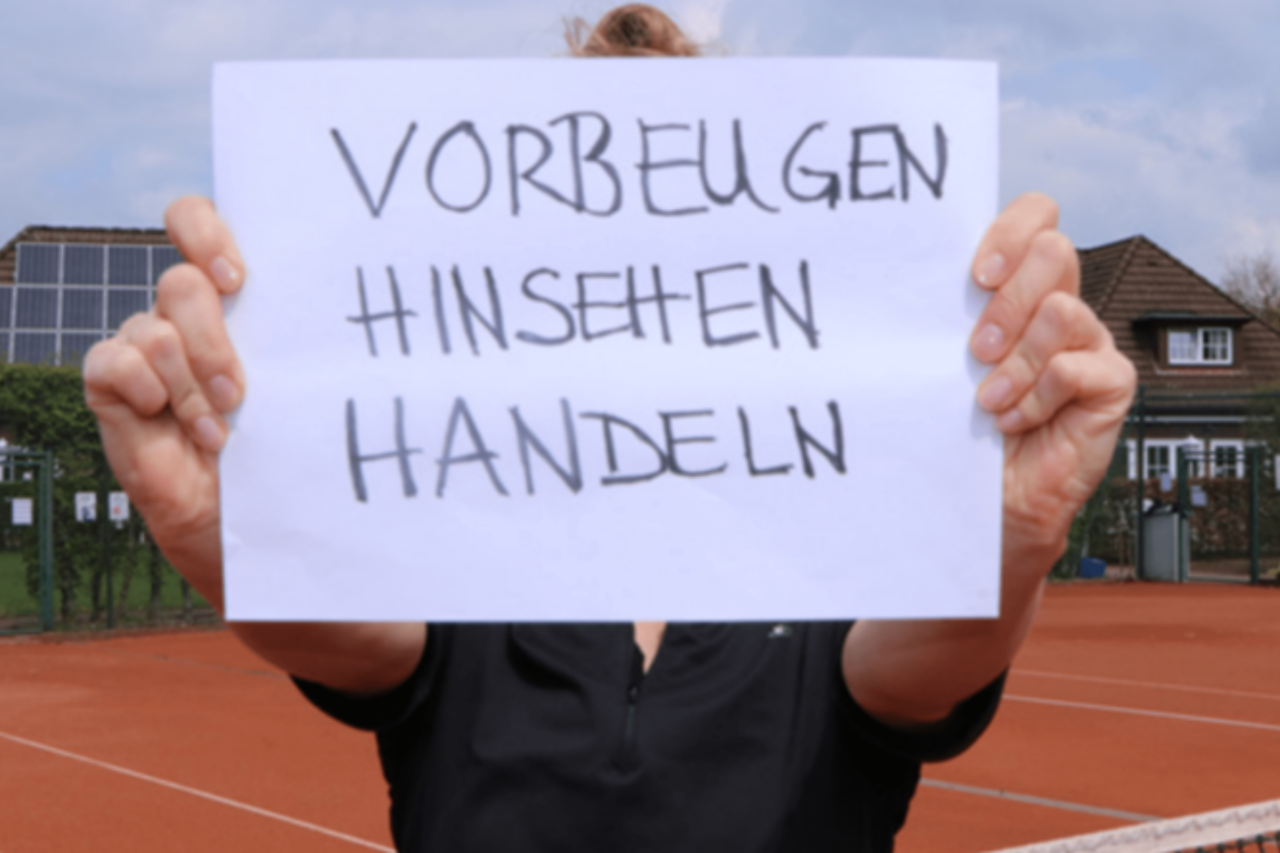 Schild mit der Aufschrift: Vorbeugen, Hinsehen, Handeln