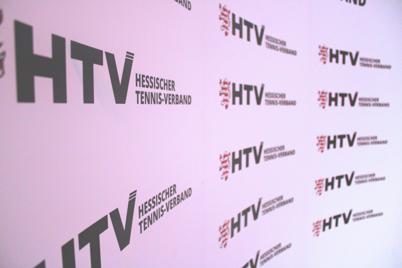 Pressewand mit mehreren HTV-Logos