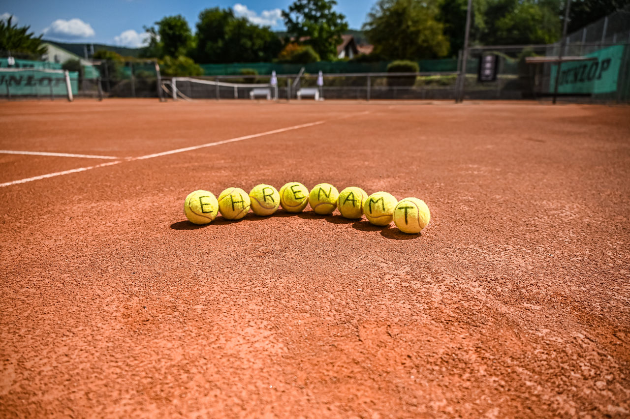 Tennisbälle mit Ehrenamt-Slogan