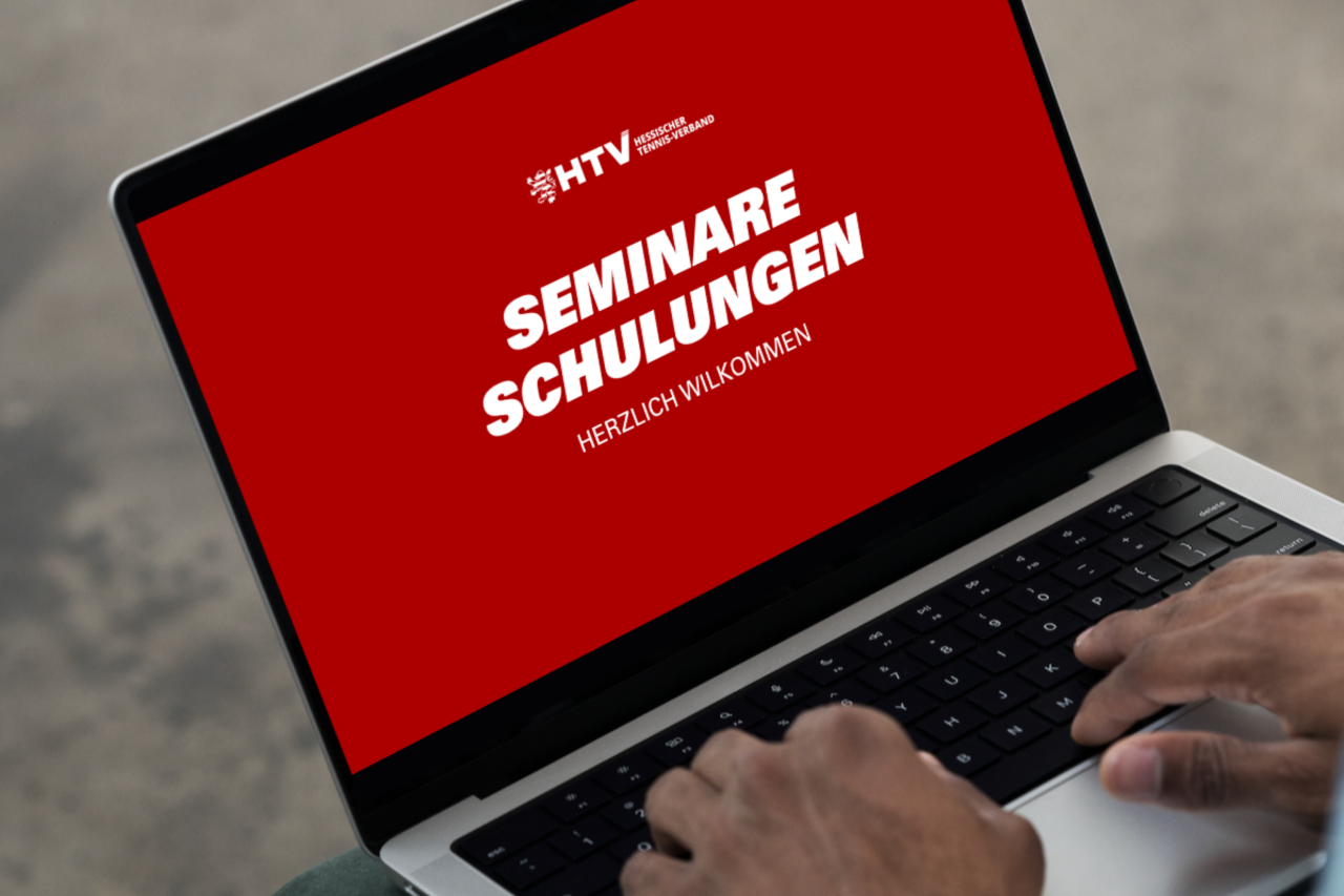 Laptop mit dem Titelbild "Seminare, Schulungen"