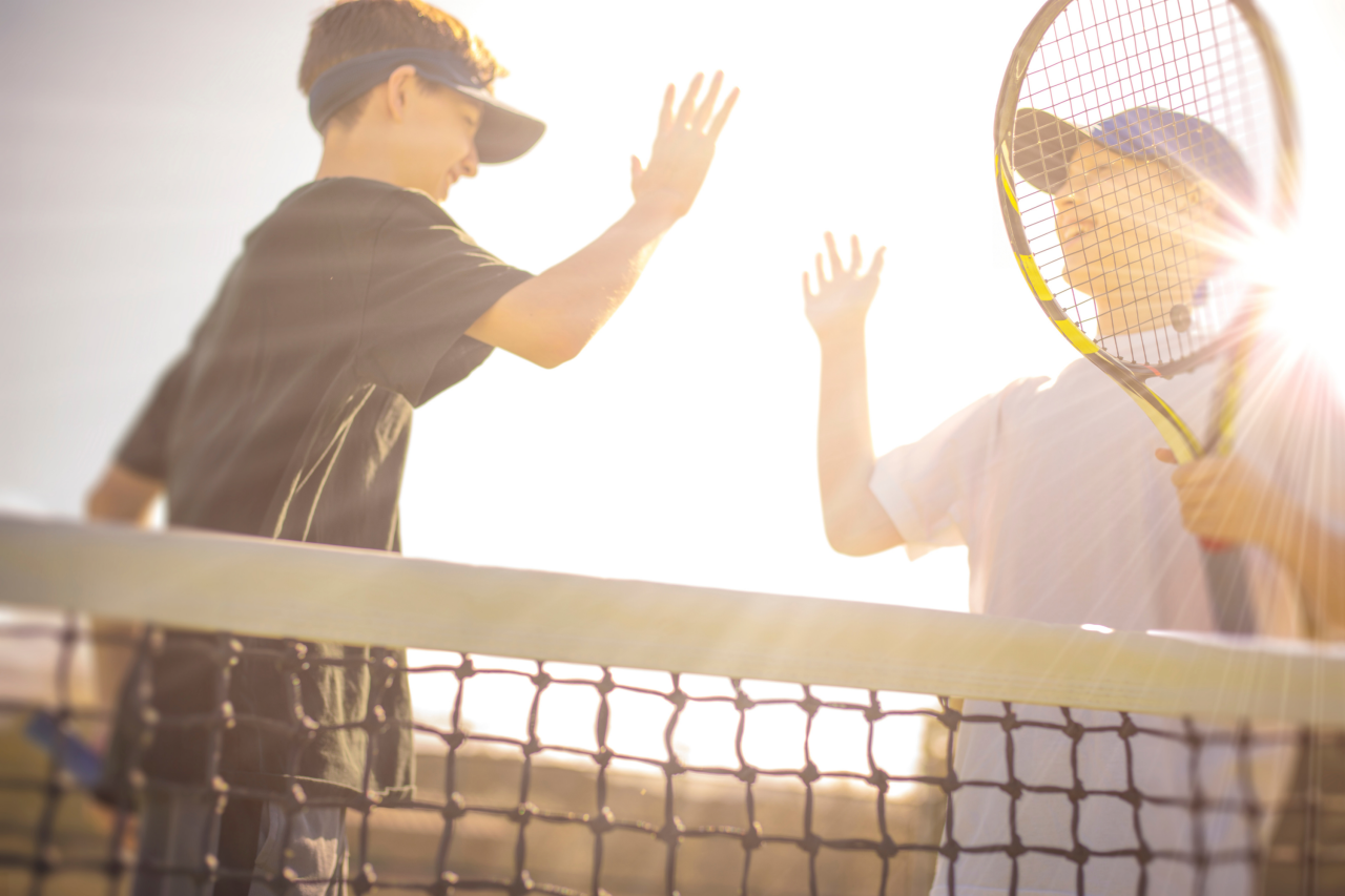 Zwei Kinder beim Abklatschen nach dem Tennismatch