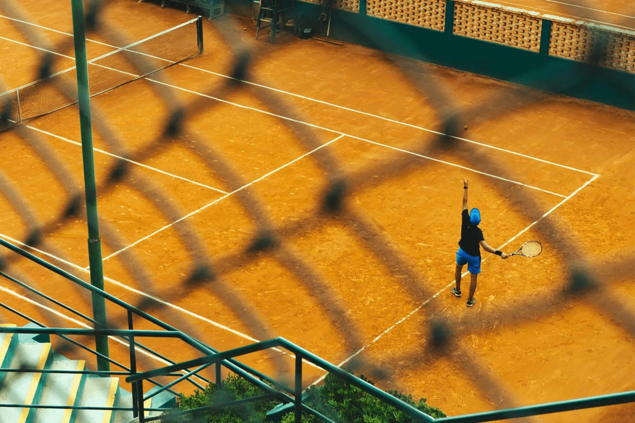 Tennisspieler in Aufschlagbewegung