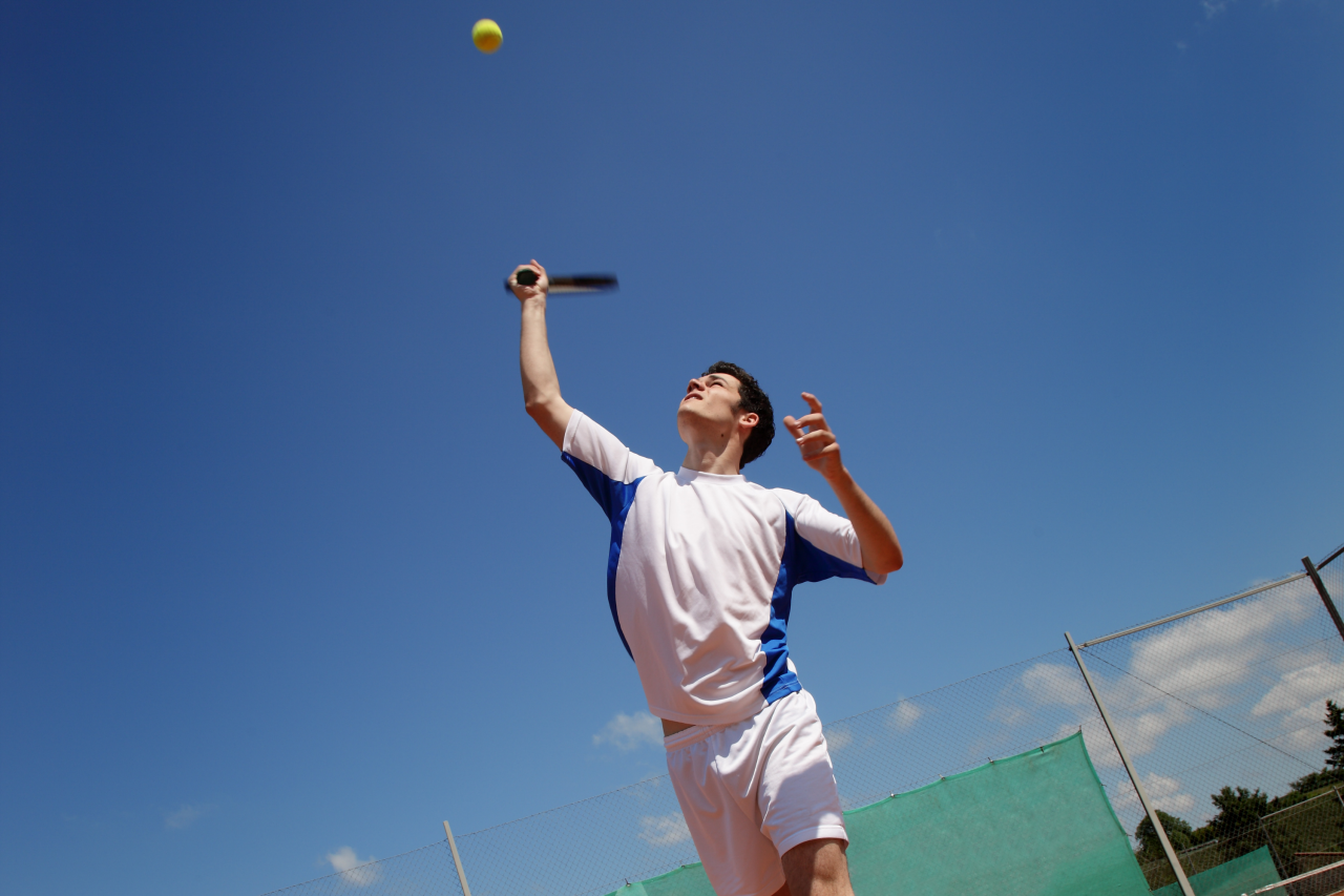 Tennisspieler beim Aufschlag 