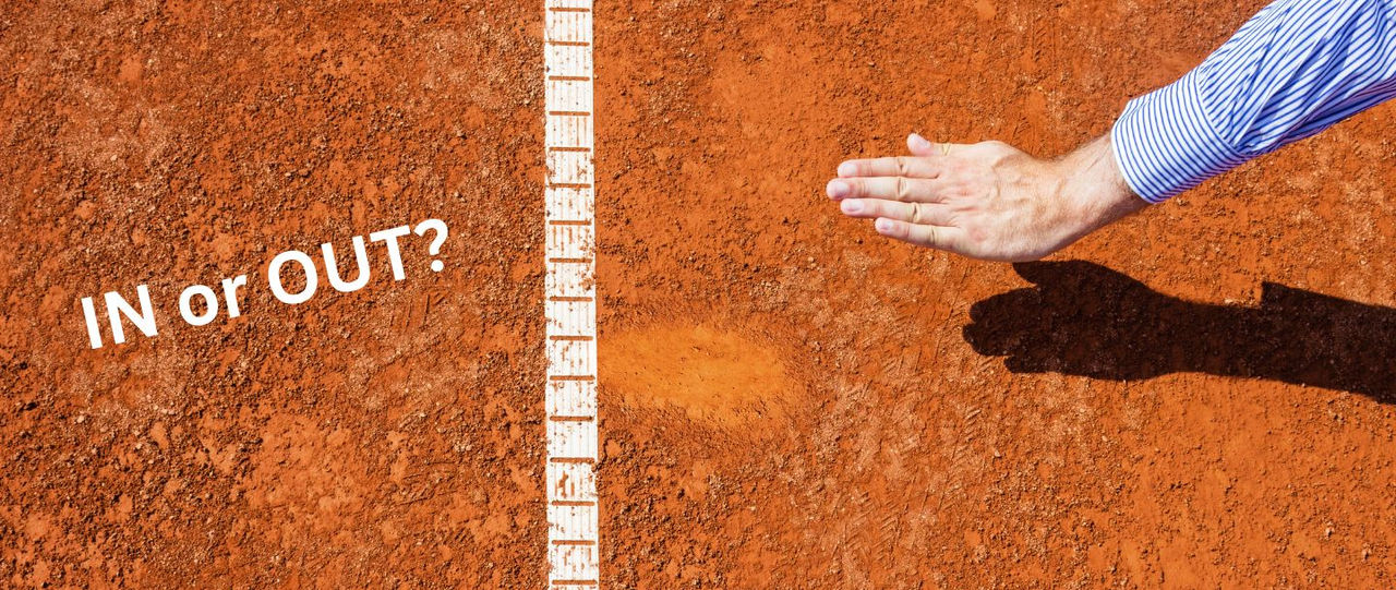 Ballabdruck im Tennis, nahe der Linie, rechts im Bild eine Schiedsrichterhand, die Anzeigt "in"