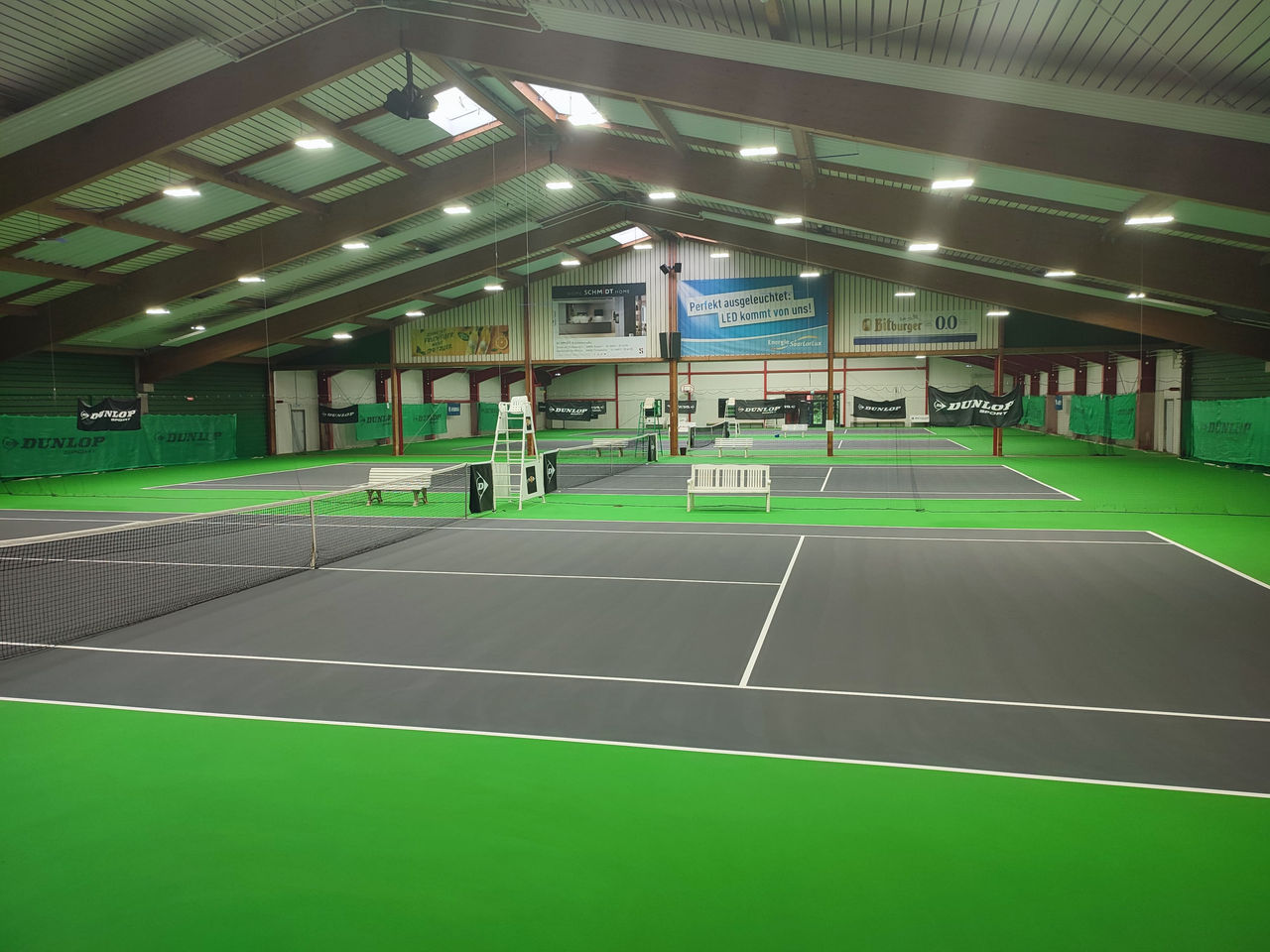 Tennishalle des Saarländischen Tennisbundes von innen mit 4 Plätzen