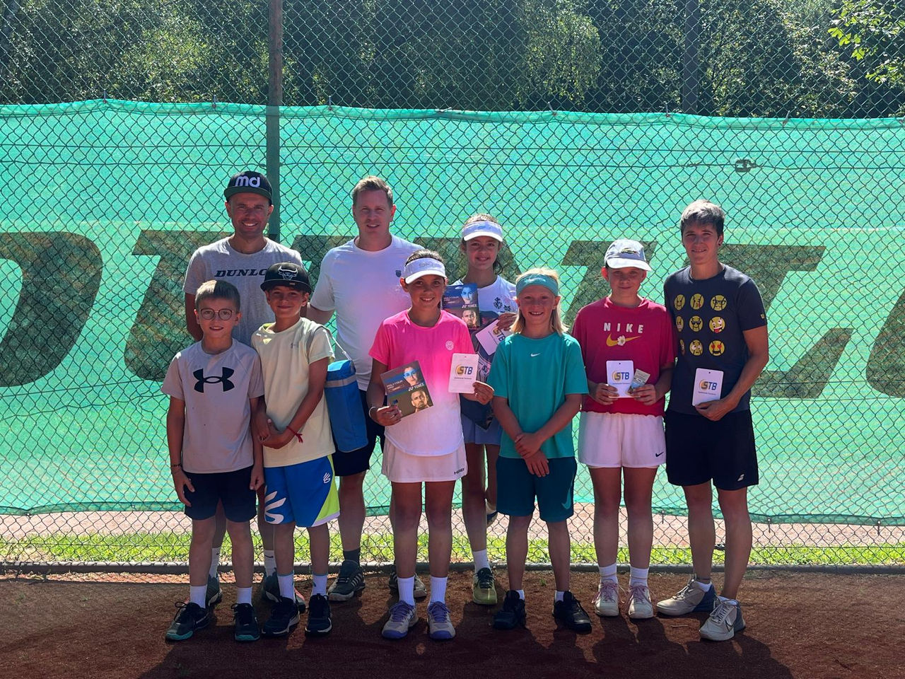 Gruppe des Jüngstenkaders beim Training mit Trainern aufgestellt zum Gruppenfoto auf dem Platz