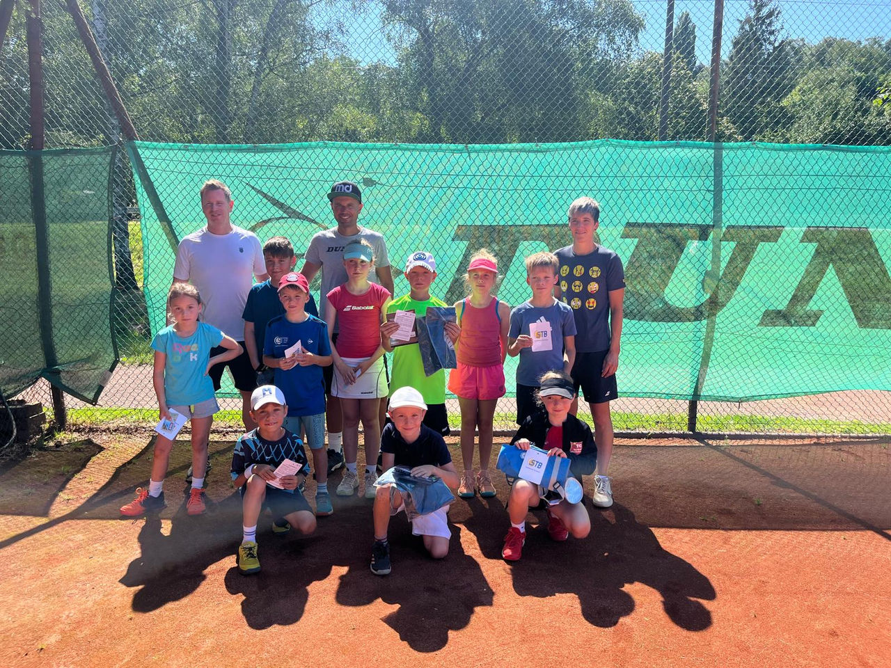 Gruppe der Sichtungsgruppe beim Training mit Trainern aufgestellt zum Gruppenfoto auf dem Platz