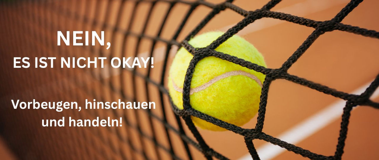 Zoom auf einen Tennisball, der ins Netz gegangen ist mit den Worten: Nein, es ist nicht okay! Vorbeugen, hinschauen, handeln!