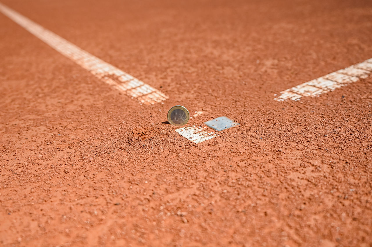 Ein-Euro-Münze auf einem Tennisplatz