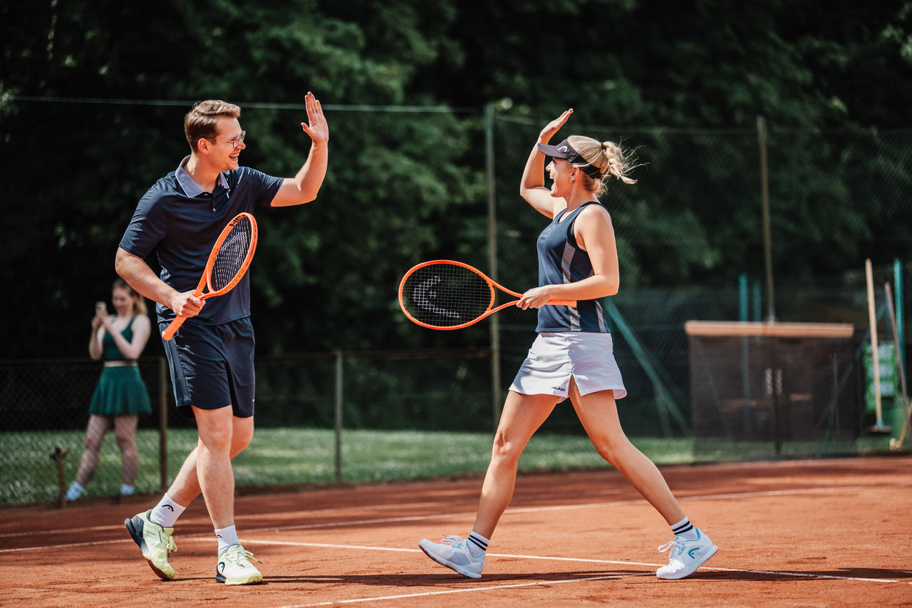 Mixed-Team klatscht sich nach einem Punkt ab