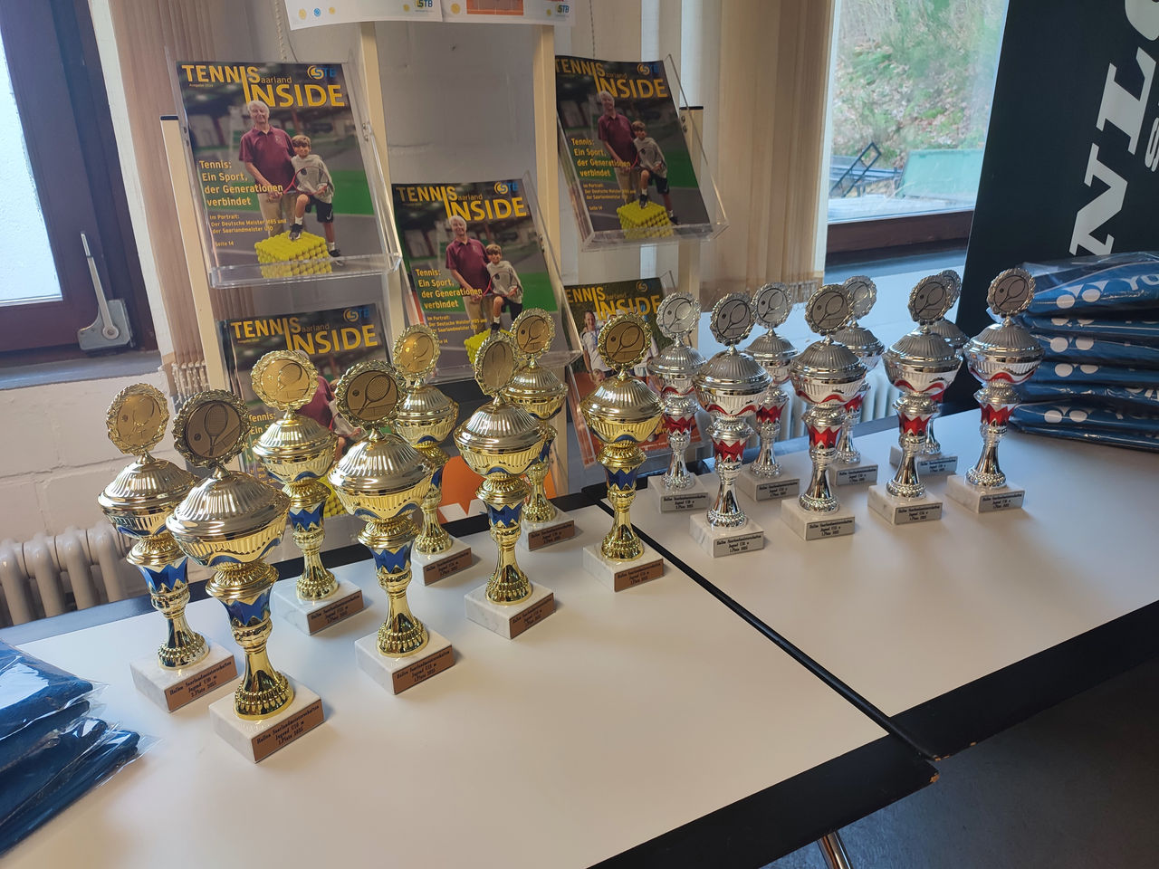 Pokale eines Turniers aufgereiht auf einem Tisch