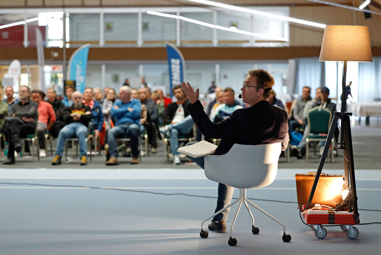 Referent erklärt Zuschauern